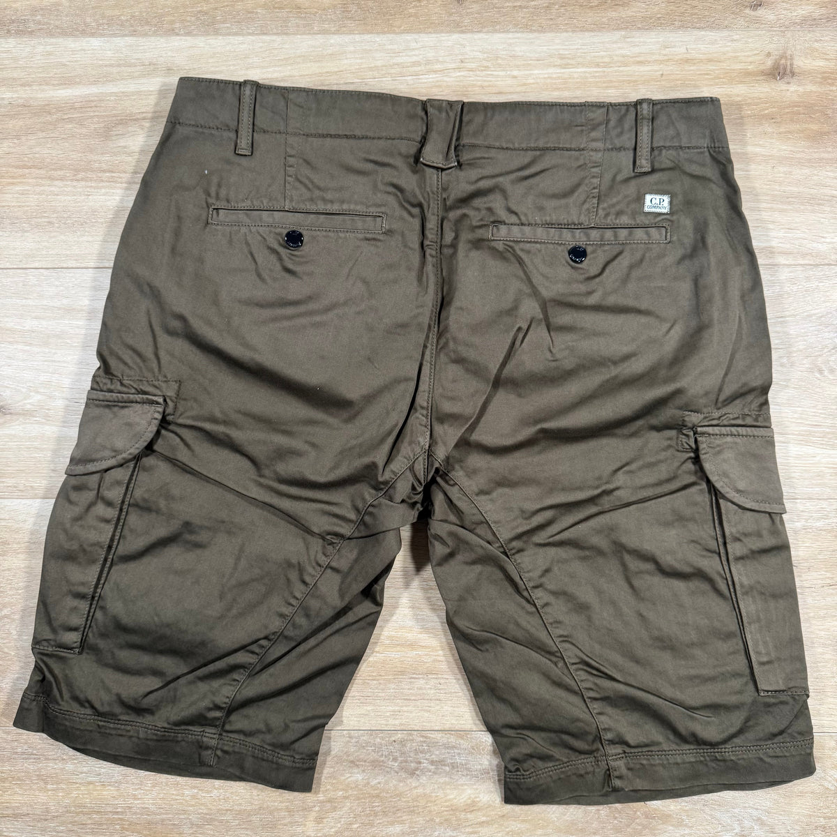 C.P. Company Stretch Sateen Cargo Lens Shorts in Ivy Green