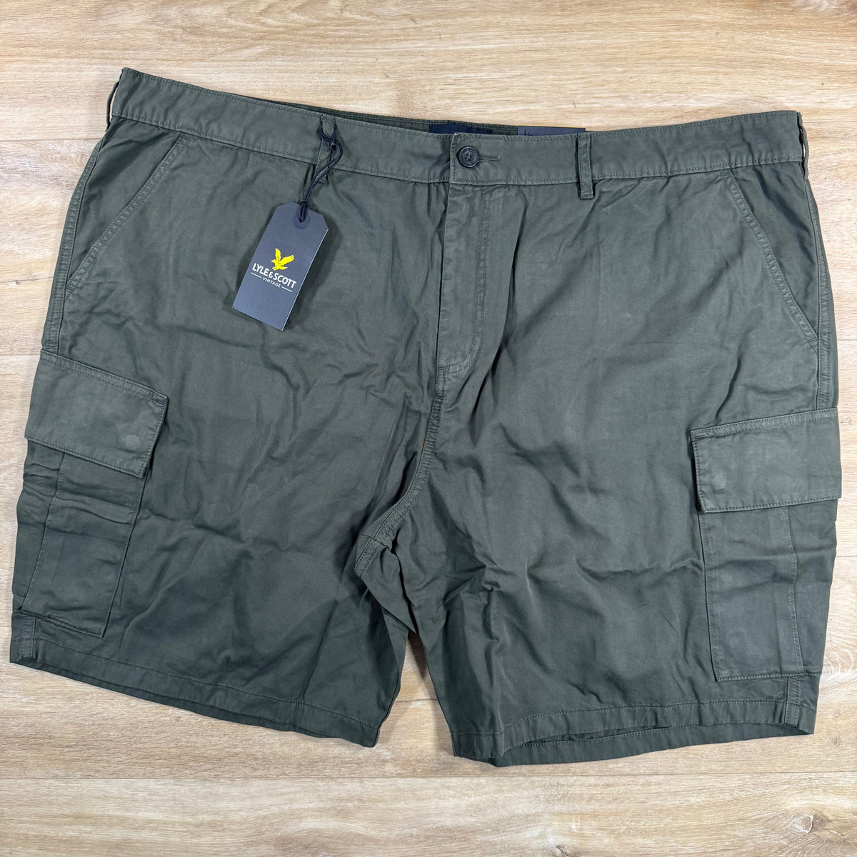 Lyle & Scott Cotton Cargo Shorts in Olive