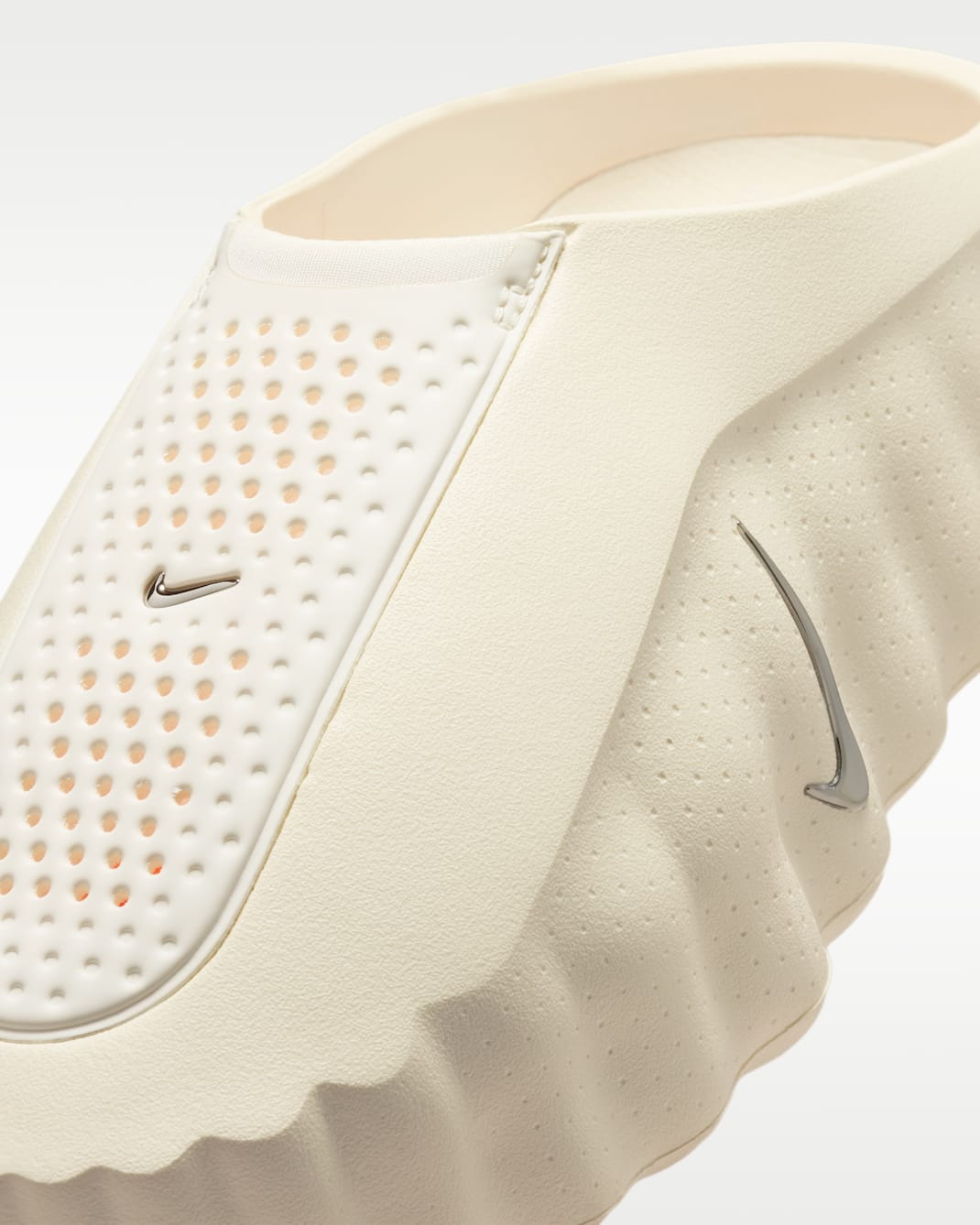 Nike Mind 001 Women's Pregame Mules(Runs small – size up)