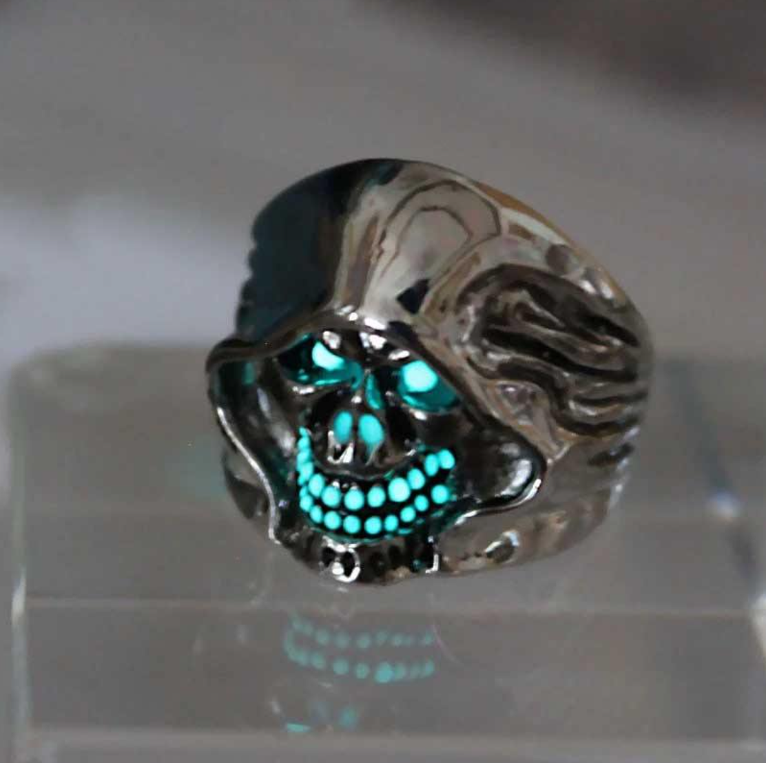 Gothic Skull Ring – Glowing Skeleton Warrior Punk Glow Dark Statement