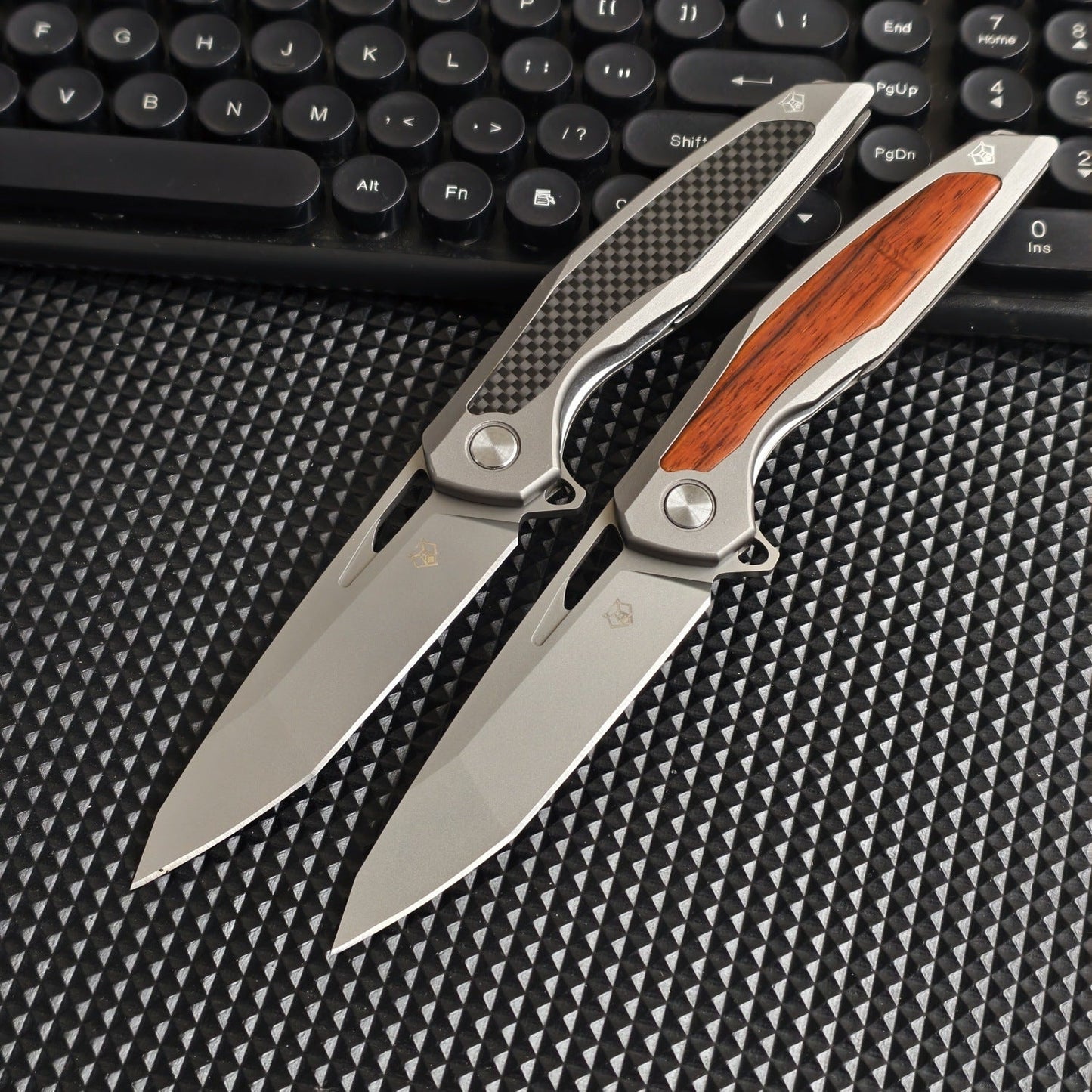 Steel Folding Knife – Razor-Edge Bear Claw D2 with Carbon Fiber & Rosewood Options